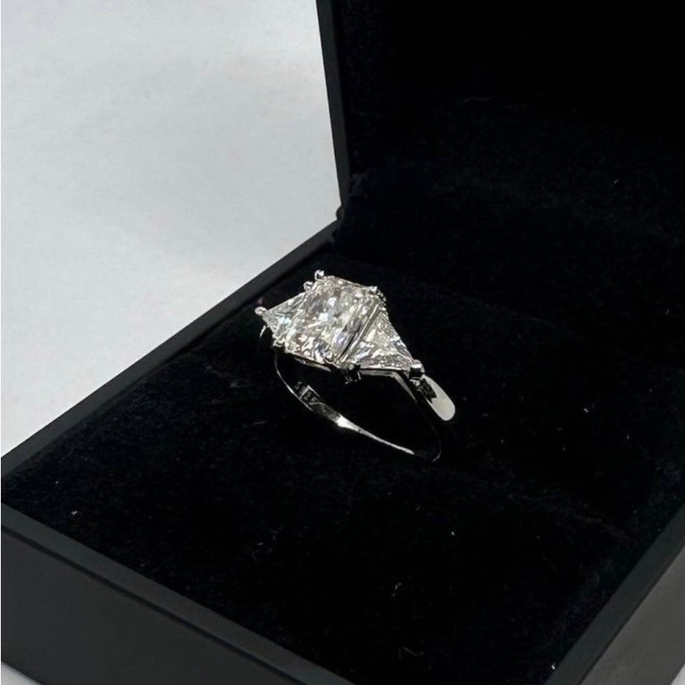 New GRA Moissanite Diamond Ring Radiant Cut 3 Stone Brilliant Engagement 18k - Picture 4 of 4